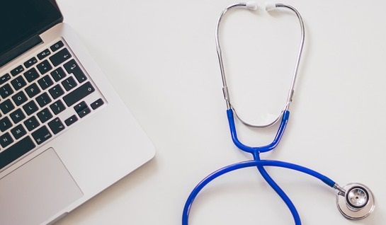 Sağlık Bakanı Dr. Fahrettin Koca, muayene sayısında yüzde 20 artış olduğunu, ancak Yan Dal Uzman Doktor sayısının yetersiz olduğunu söyledi.